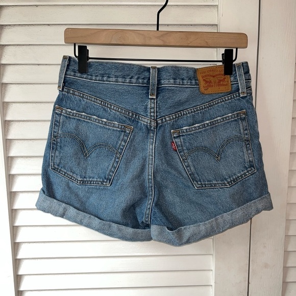Women's Levi's 501 Medium Wash Button Fly Cutoff Jean Shorts size 27 - Picture 3 of 6